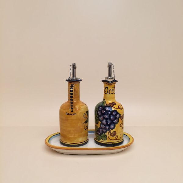 Set of 2 oil and vinegar bottles with handle, cm.15h with tray